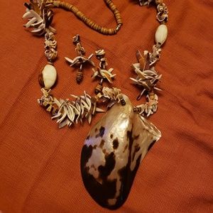 Beatiful Large vintage handmade shell set.